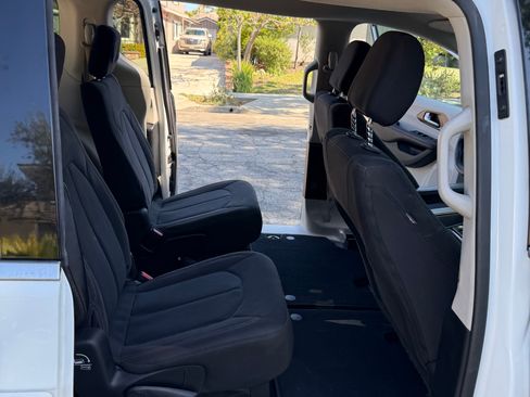 Used 2018 Chrysler Pacifica Touring Plus FWD image 10