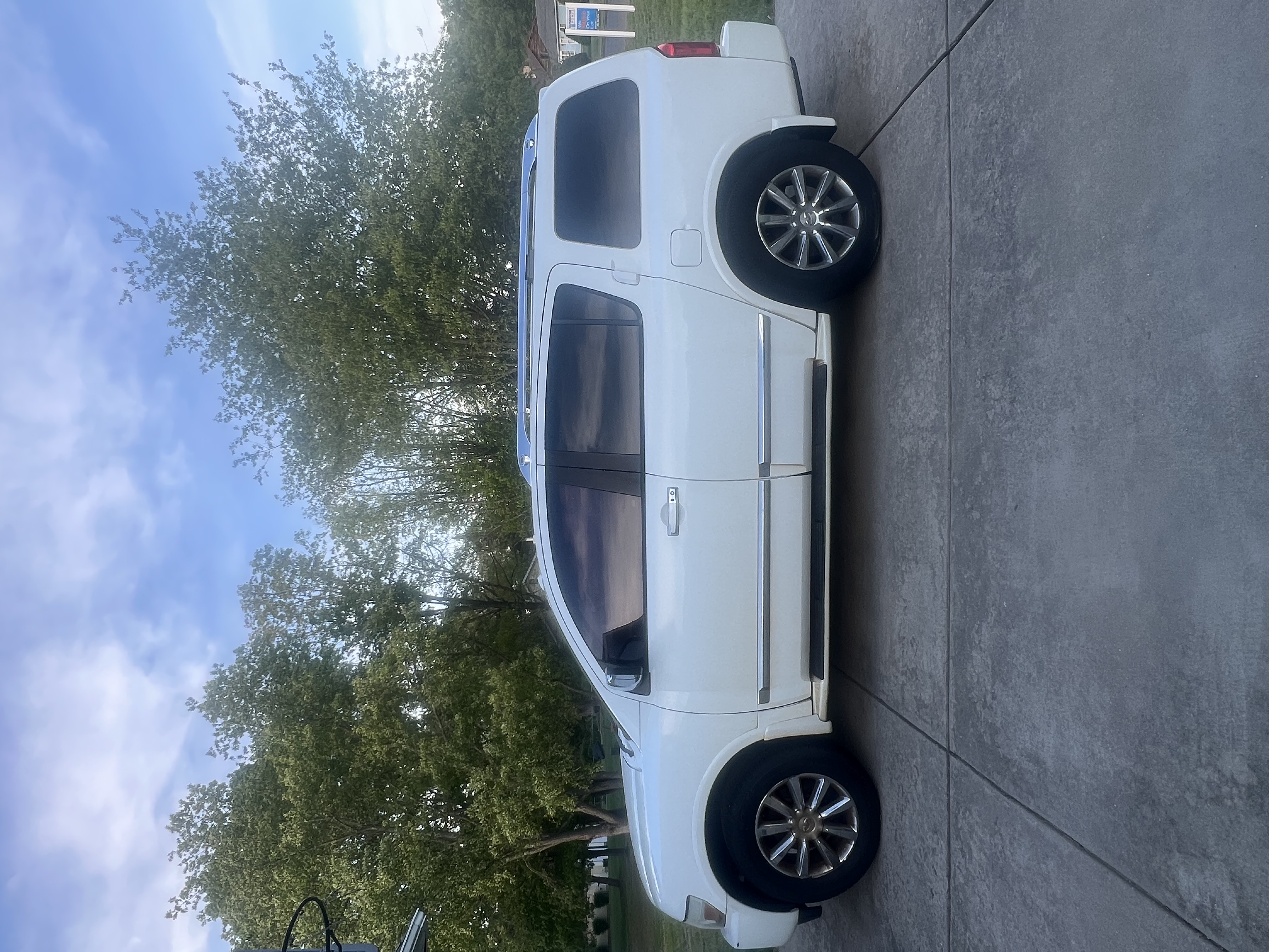 Used 2010 INFINITI QX56 4WD w/ Technology Pkg image 4