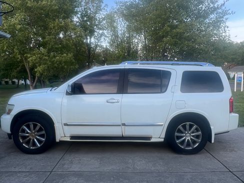 Used 2010 INFINITI QX56 4WD w/ Technology Pkg image 4