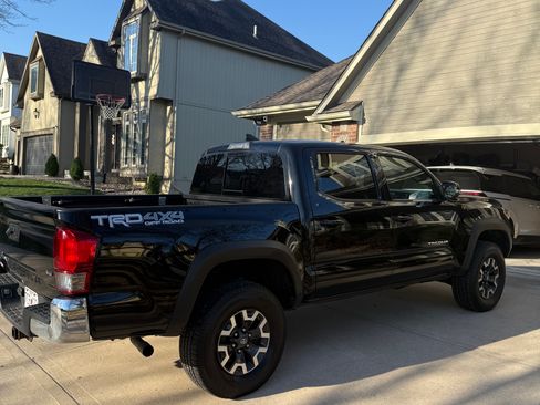 Used 2017 Toyota Tacoma TRD Off-Road w/ Tow Package (A/T) image 5
