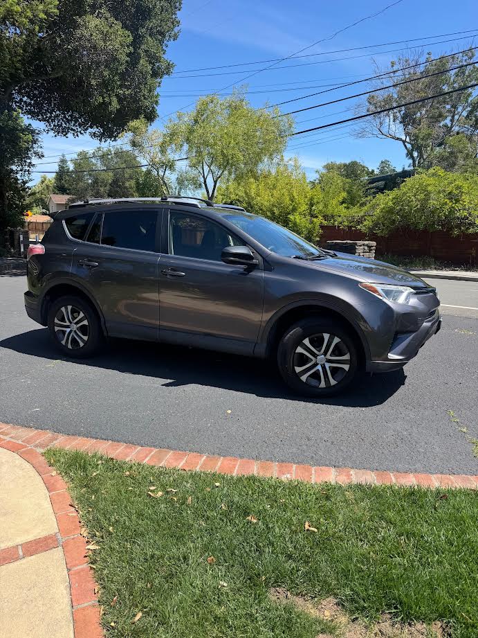 Used 2016 Toyota RAV4 LE FWD image 1