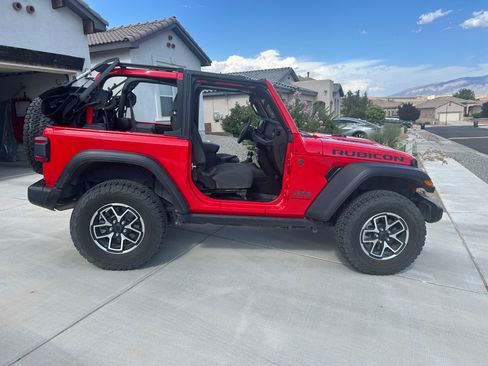 Used 2024 Jeep Wrangler Rubicon w/ Convenience Group AWD/4WD image 5