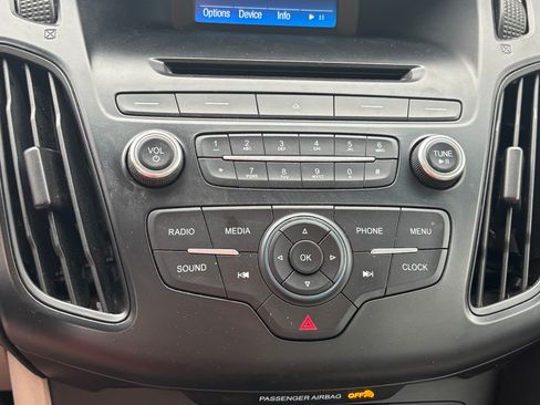 Used 2015 Ford Focus SE w/ SE Ecoboost Package FWD image 18