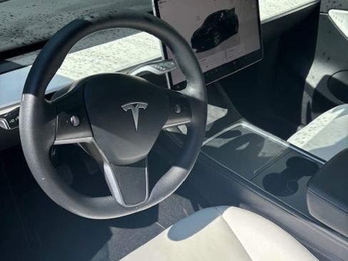 Used 2022 Tesla Model Y Long Range image 11