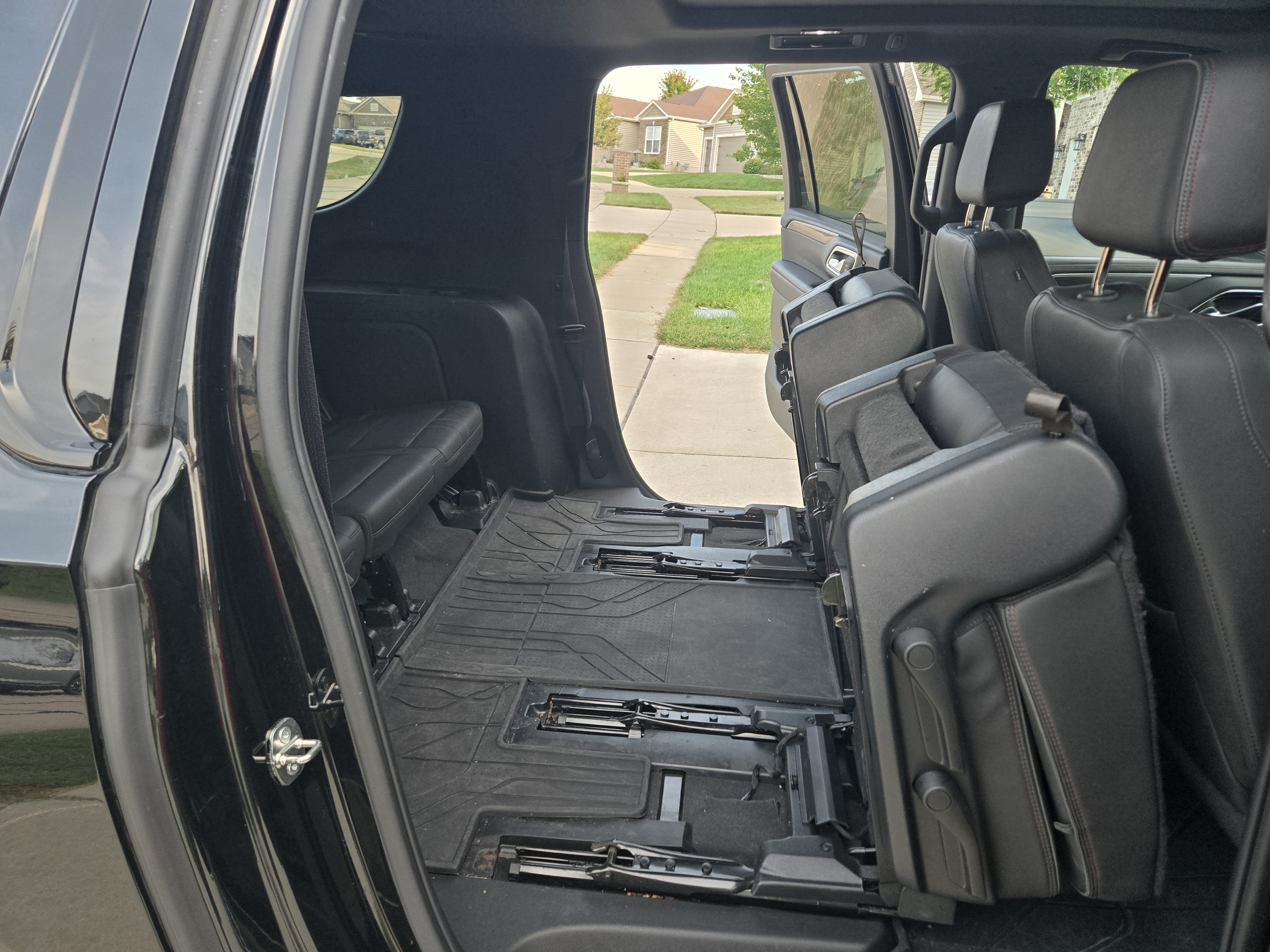 Used 2023 Chevrolet Suburban RST w/ Luxury Package AWD/4WD image 21