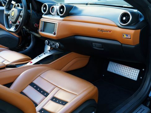 Used 2015 Ferrari California T image 23