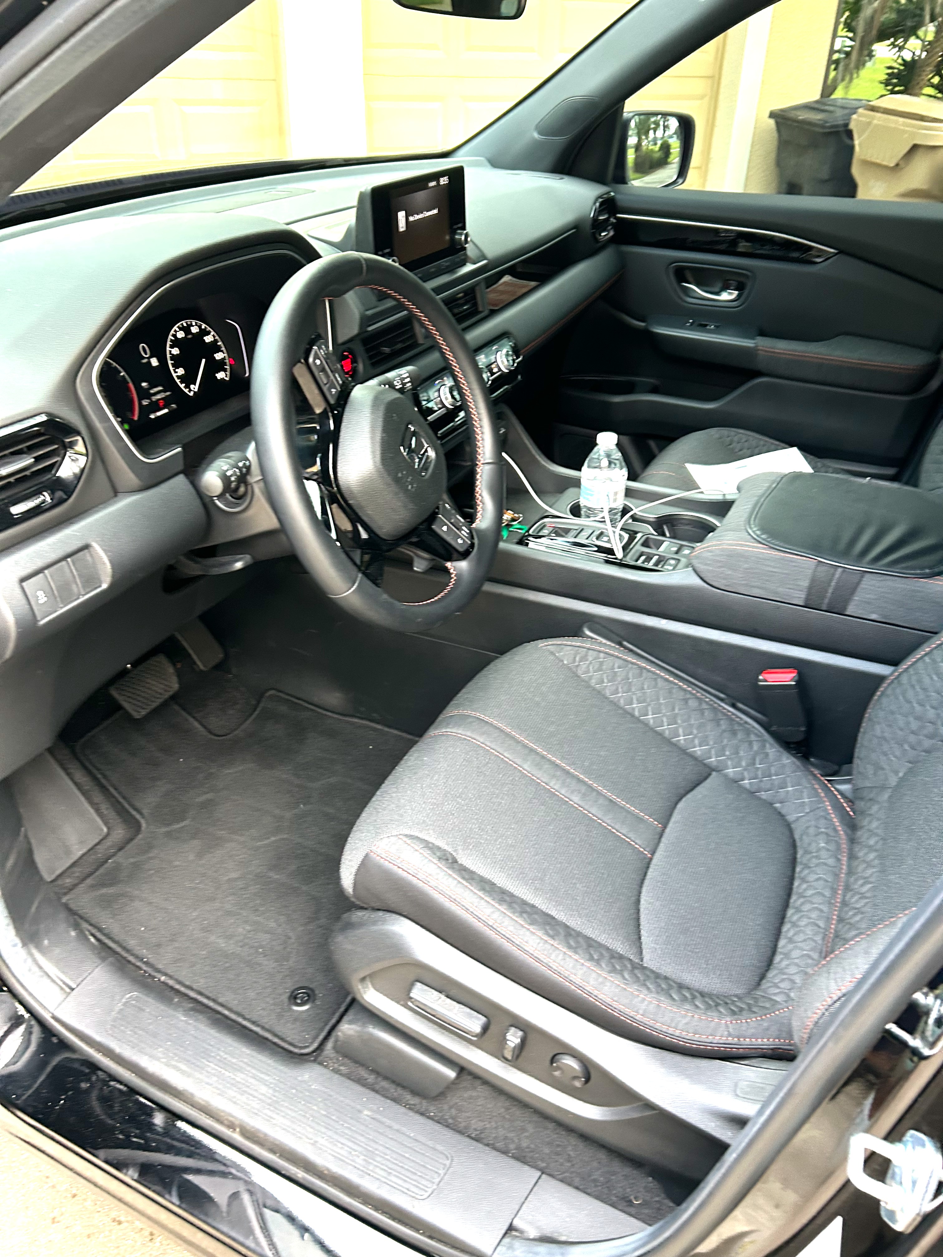 Used 2025 Honda Pilot Sport image 2