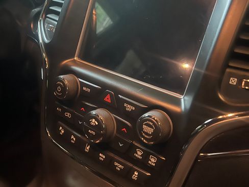 Used 2018 Jeep Grand Cherokee Overland AWD/4WD image 9