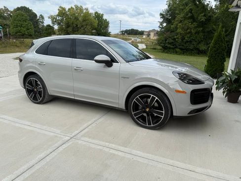 Used 2022 Porsche Cayenne E-Hybrid image 1