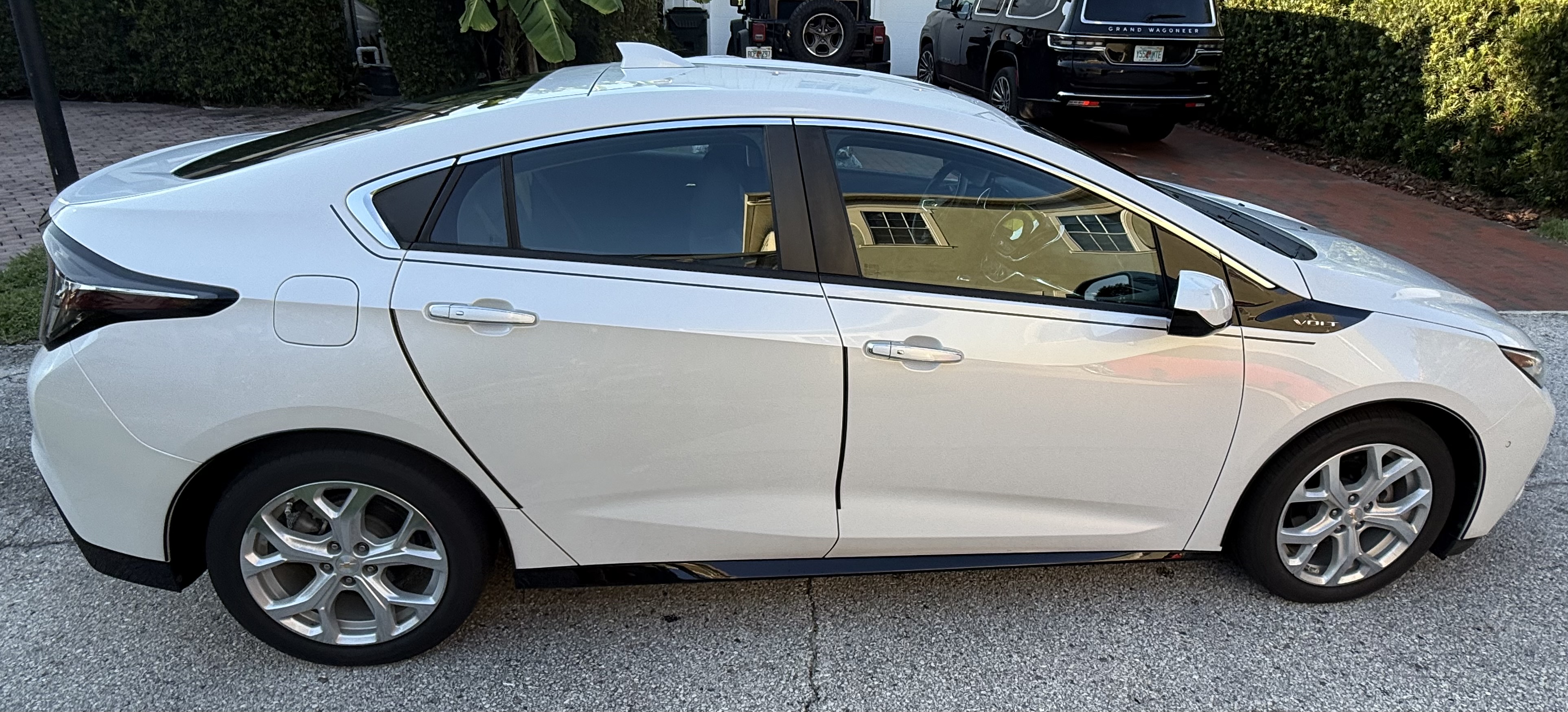 Used 2017 Chevrolet Volt Premier w/ Driver Confidence II Package FWD image 2