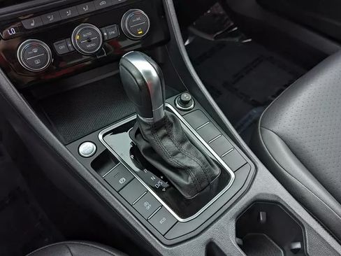 Used 2019 Volkswagen Jetta SE w/ Cold Weather Package image 12