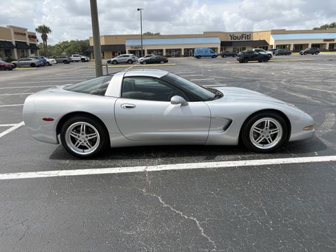 Used 1998 Chevrolet Corvette Coupe w/ Performance Handling Pkg RWD image 9