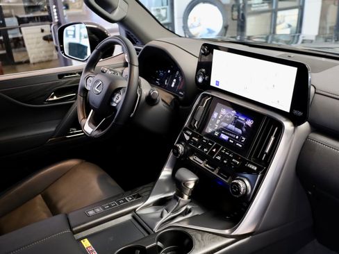 Used 2025 Lexus LX 600 4WD w/ Accessory Package (Z1) image 12