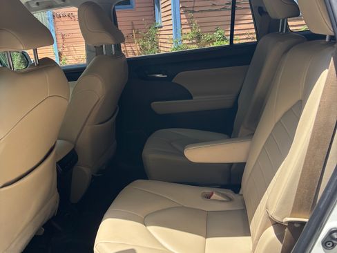 Used 2020 Toyota Highlander XLE FWD image 8