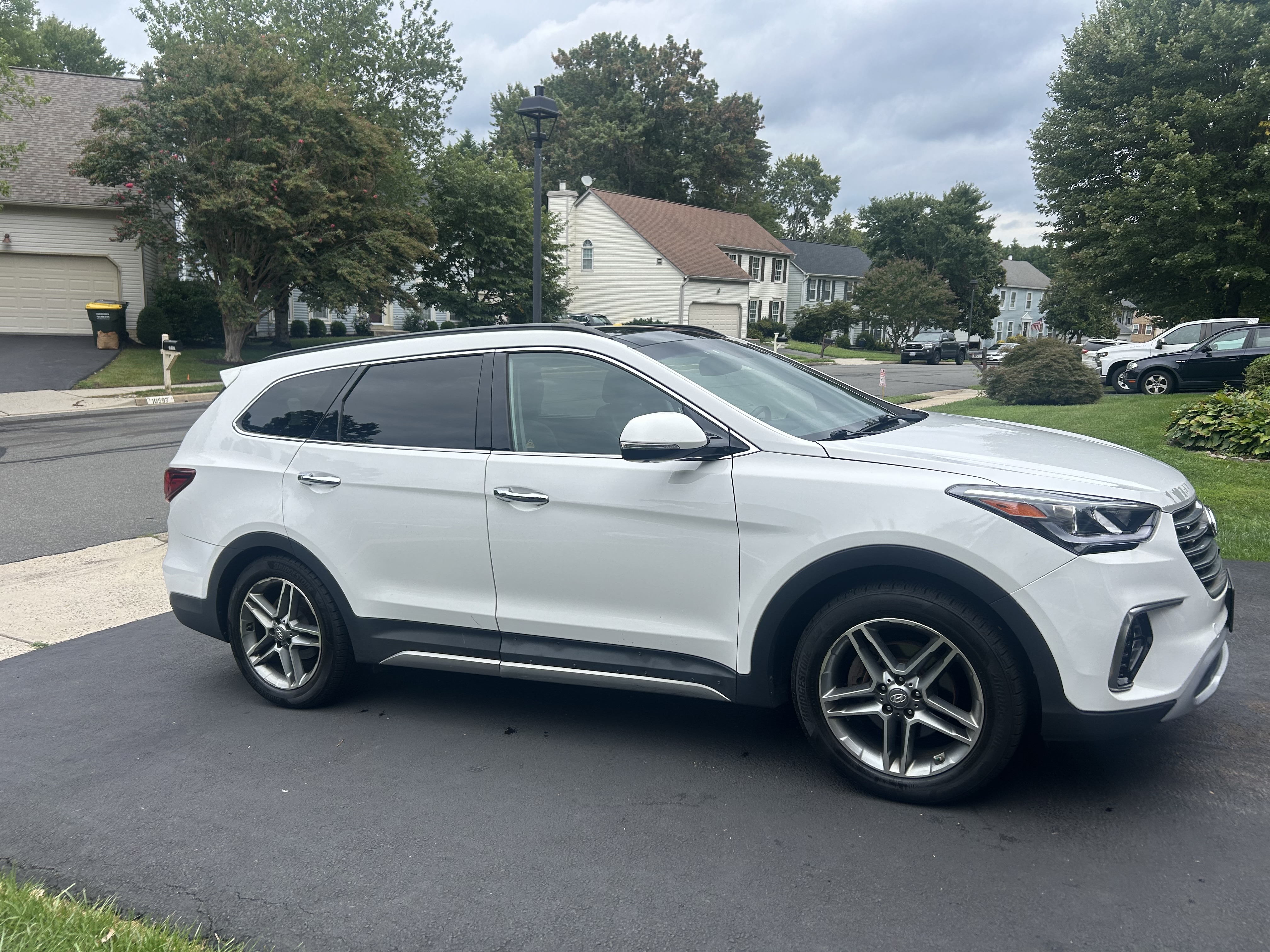 Used 2017 Hyundai Santa Fe Limited FWD image 1