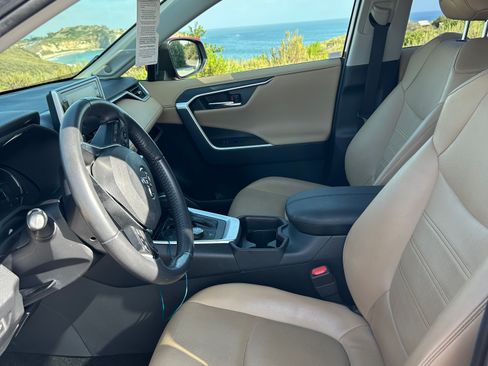 Used 2020 Toyota RAV4 Limited AWD/4WD image 9