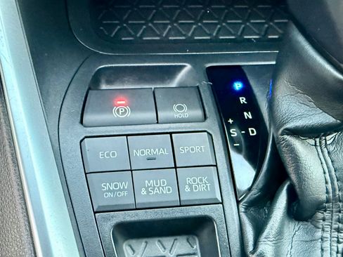 Used 2020 Toyota RAV4 XLE Premium image 18