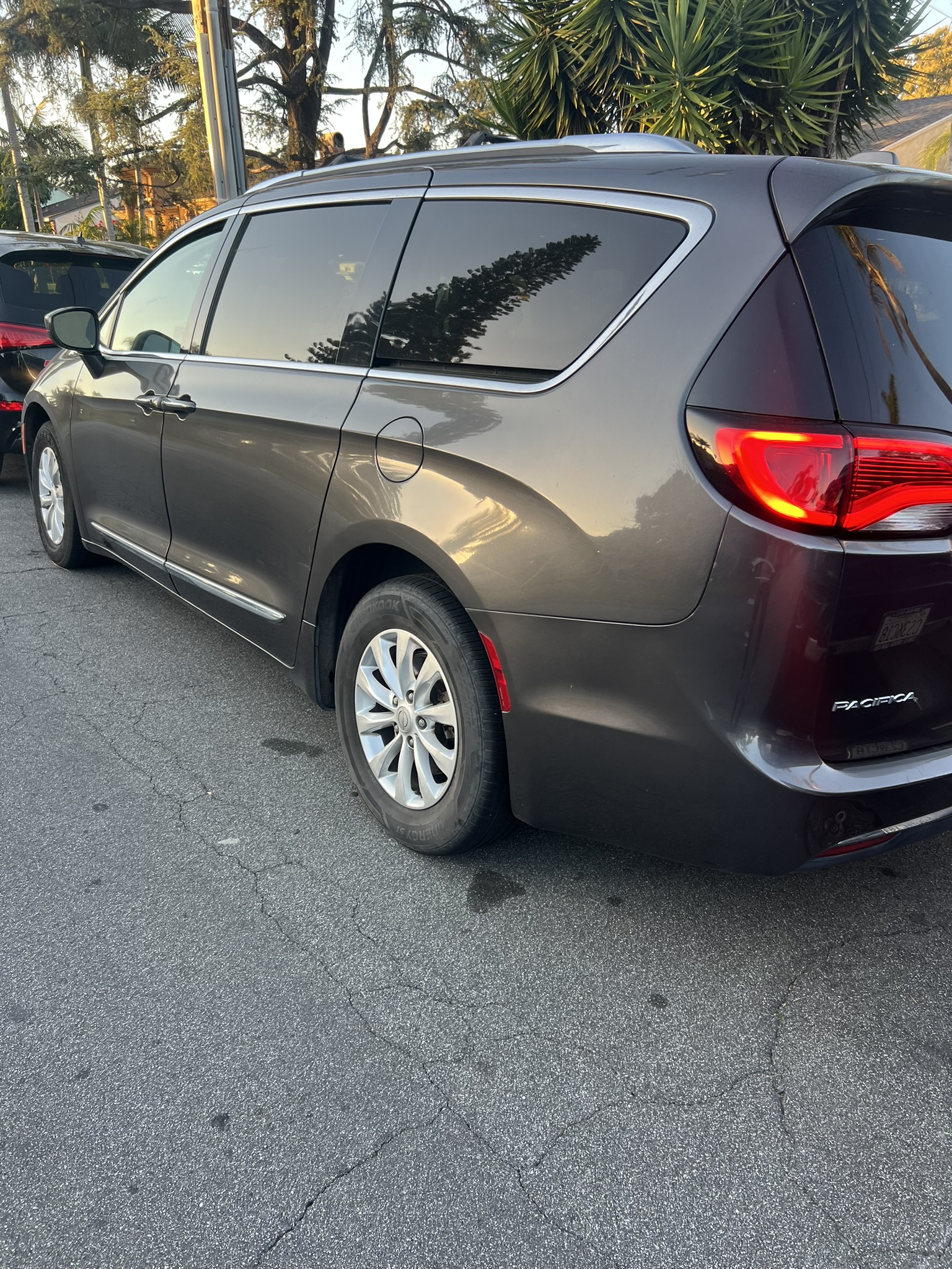 Used 2018 Chrysler Pacifica Touring-L FWD image 4