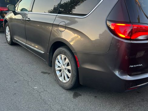 Used 2018 Chrysler Pacifica Touring-L FWD image 4