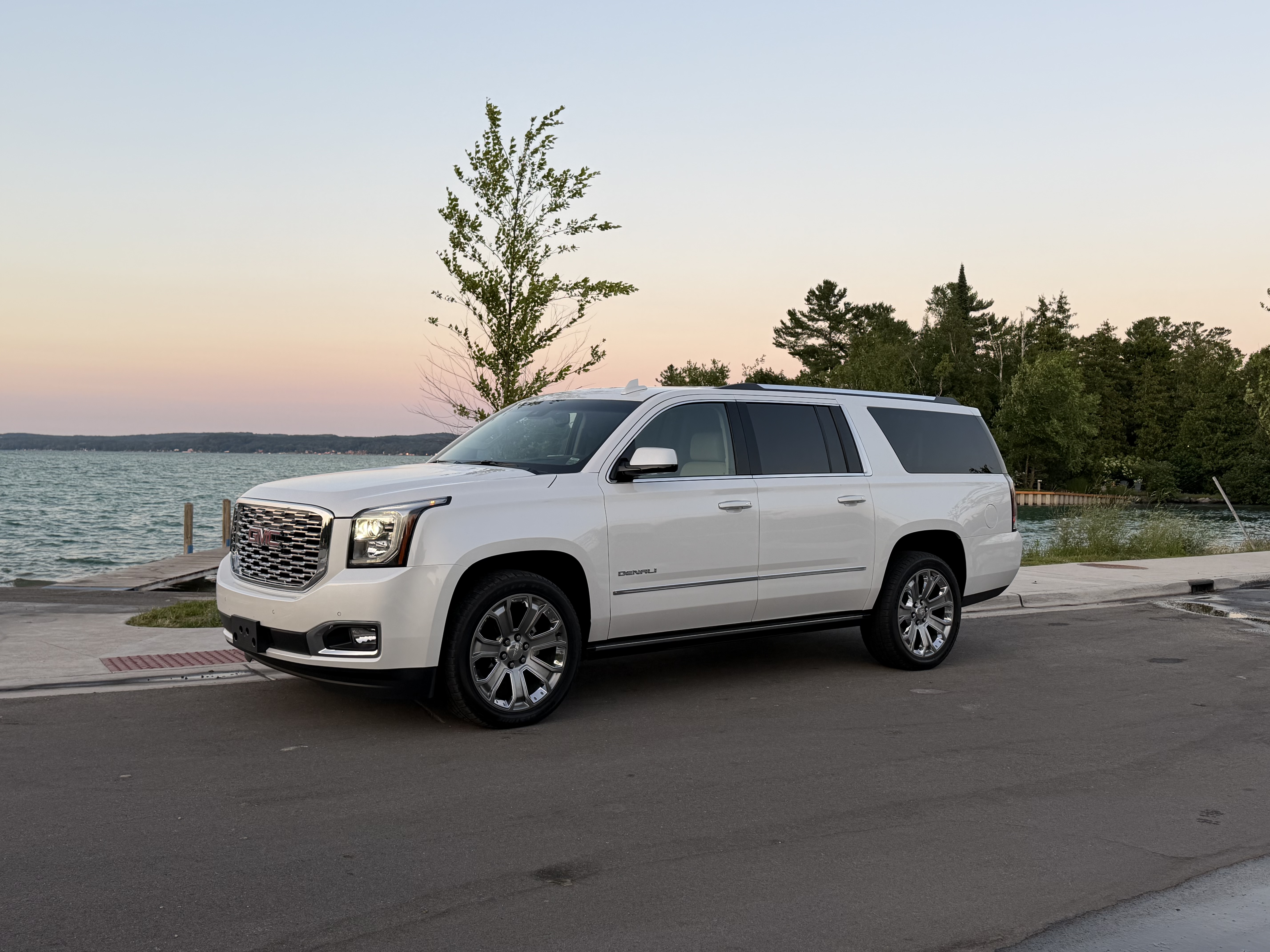 Used 2019 GMC Yukon XL Denali w/ Denali Ultimate Package AWD/4WD image 1