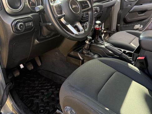 Used 2019 Jeep Wrangler Unlimited Sahara image 15