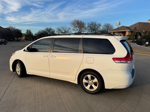 Used 2011 Toyota Sienna LE image 9