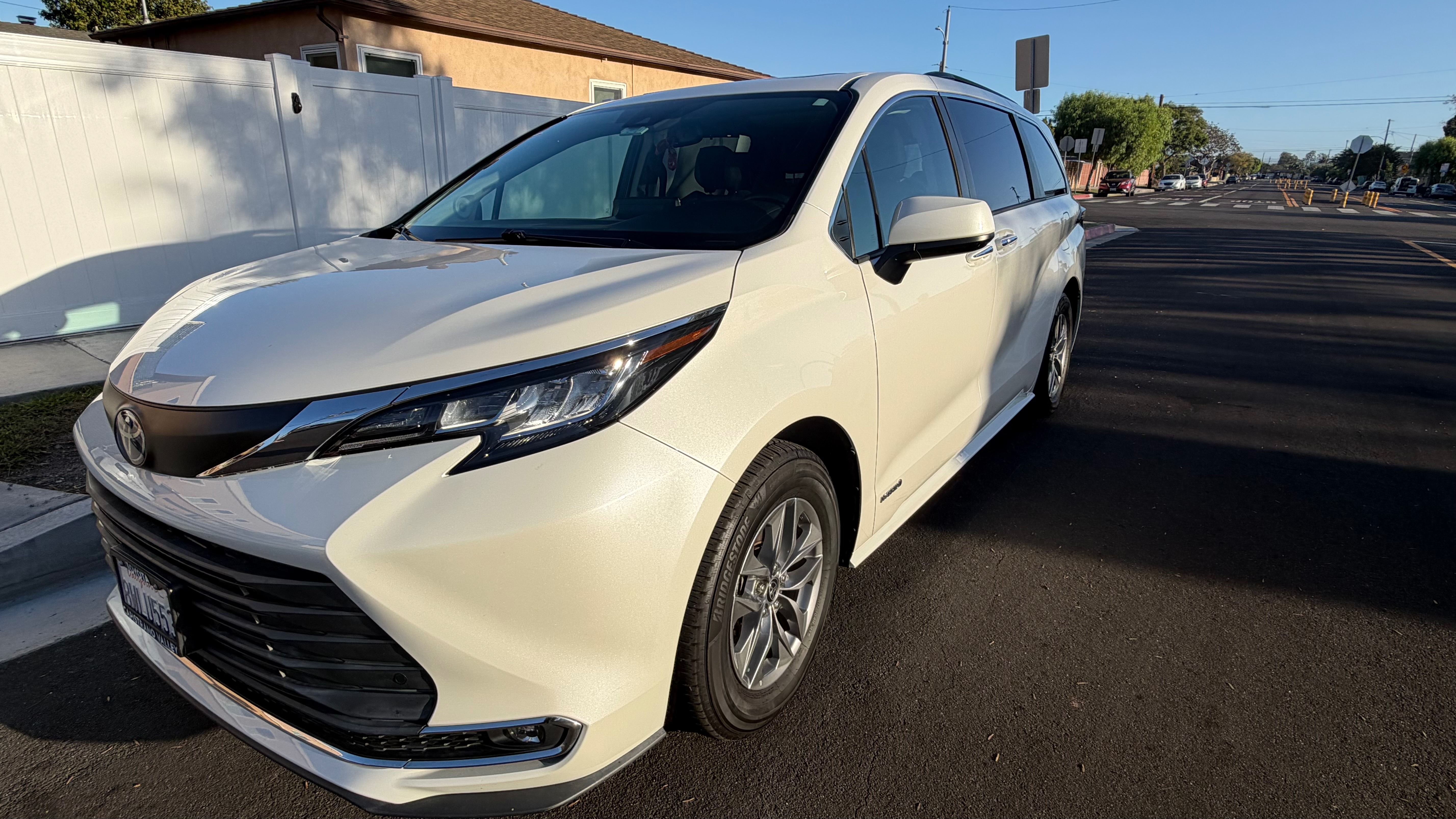 Used 2021 Toyota Sienna XLE w/ XLE Plus Package FWD image 2
