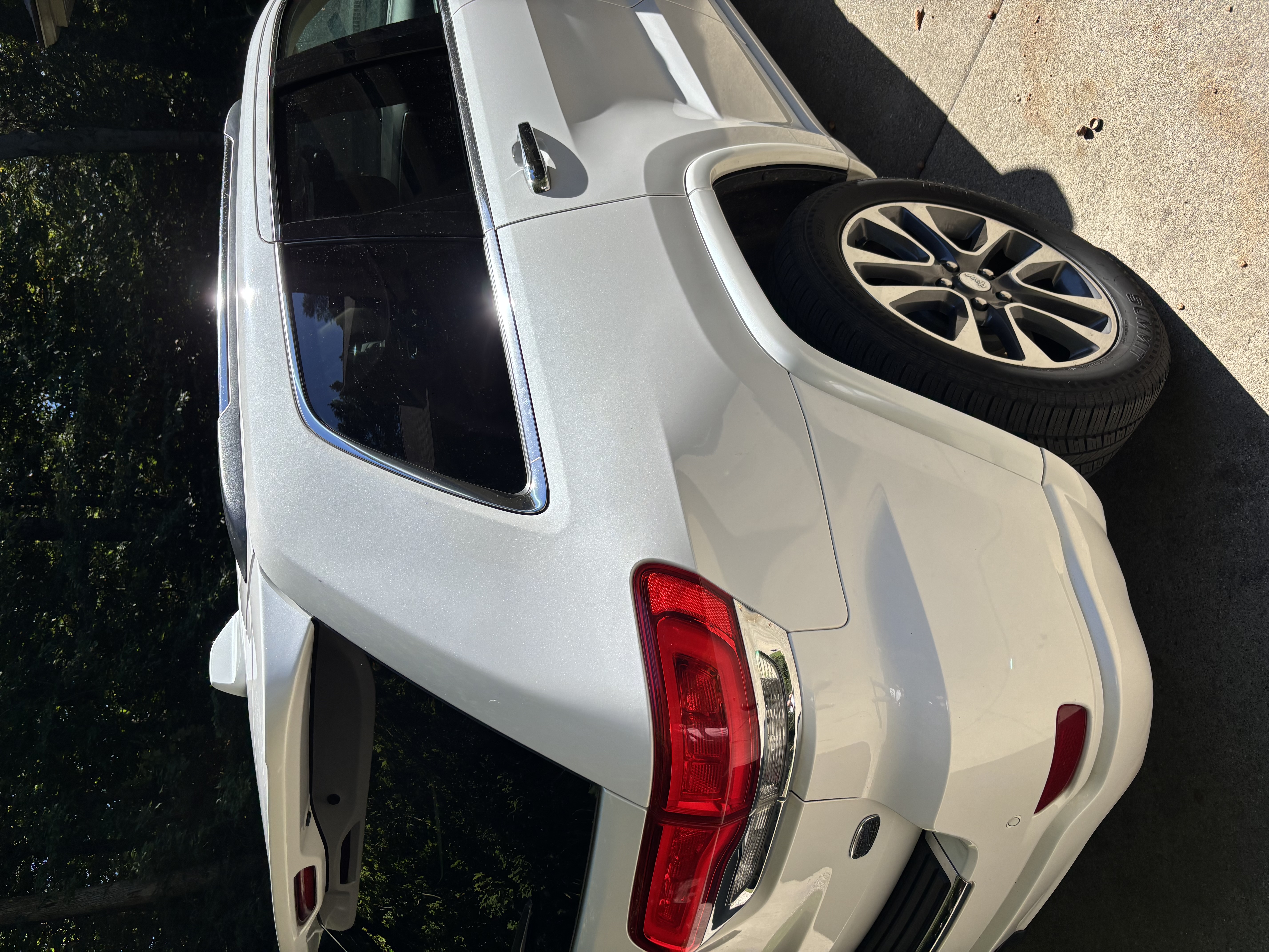 Used 2018 Jeep Grand Cherokee Overland AWD/4WD image 9