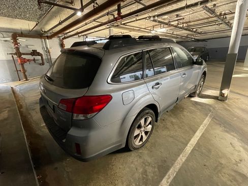 Used 2011 Subaru Outback 2.5i Limited AWD/4WD image 8