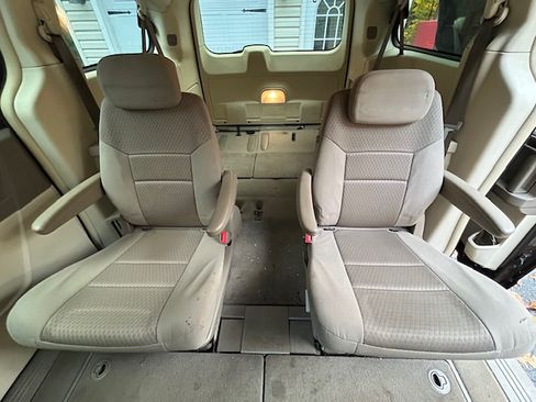 Used 2008 Chrysler Town & Country LX image 9