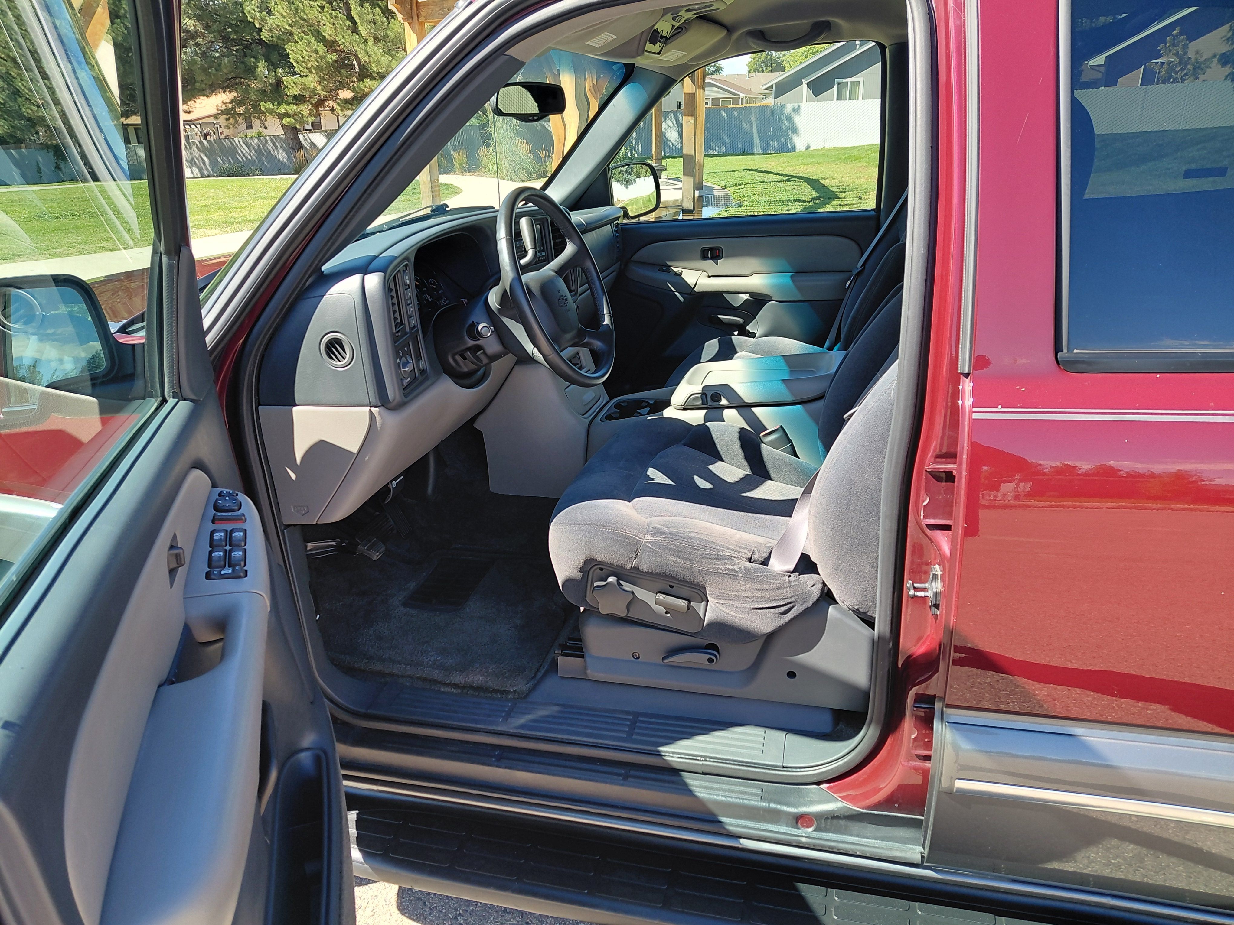 Used 2000 Chevrolet Suburban LS w/ LS Preferred Equipment Group AWD/4WD image 5