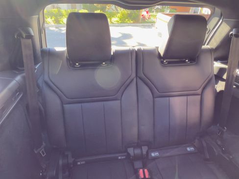 Used 2017 Land Rover Discovery SE image 12