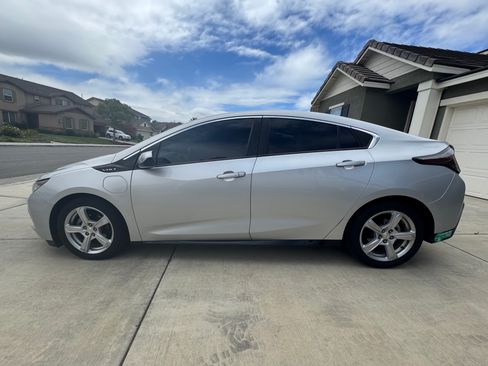 Used 2017 Chevrolet Volt LT image 2