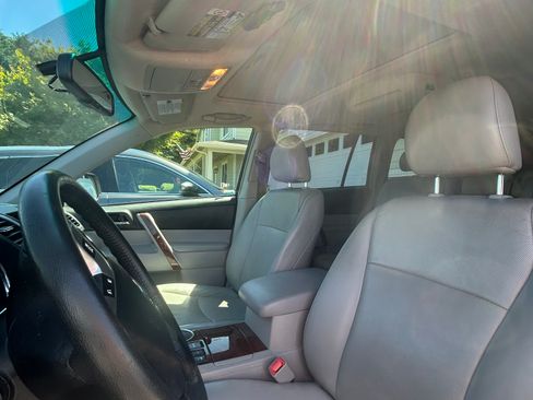 Used 2011 Toyota Highlander Limited w/ Preferred Accessory Pkg AWD/4WD image 22