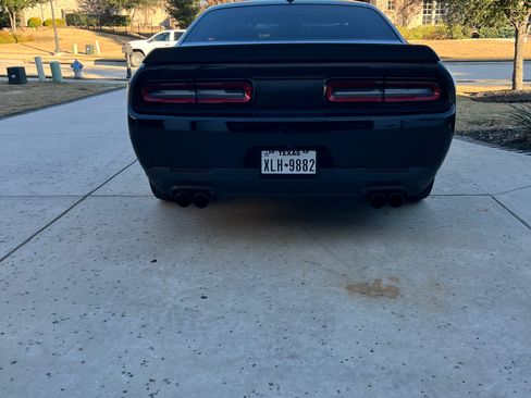 Used 2016 Dodge Challenger SRT Hellcat image 4