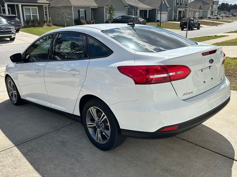 Used 2018 Ford Focus SE w/ SE Appearance Package image 4
