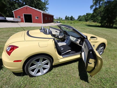 Used 2005 Chrysler Crossfire Limited RWD image 13