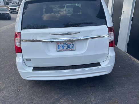 Used 2016 Chrysler Town & Country Touring image 11