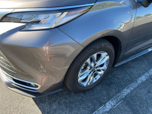 Used 2023 Toyota Sienna Limited image 25