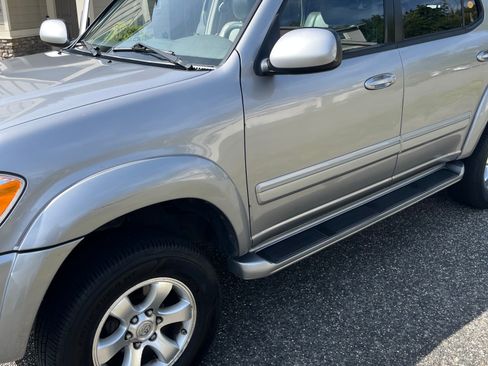 Used 2005 Toyota Sequoia SR5 AWD/4WD image 1