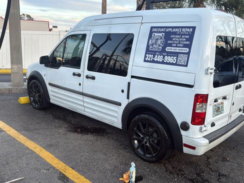 Used 2010 Ford Transit Connect XLT image 2