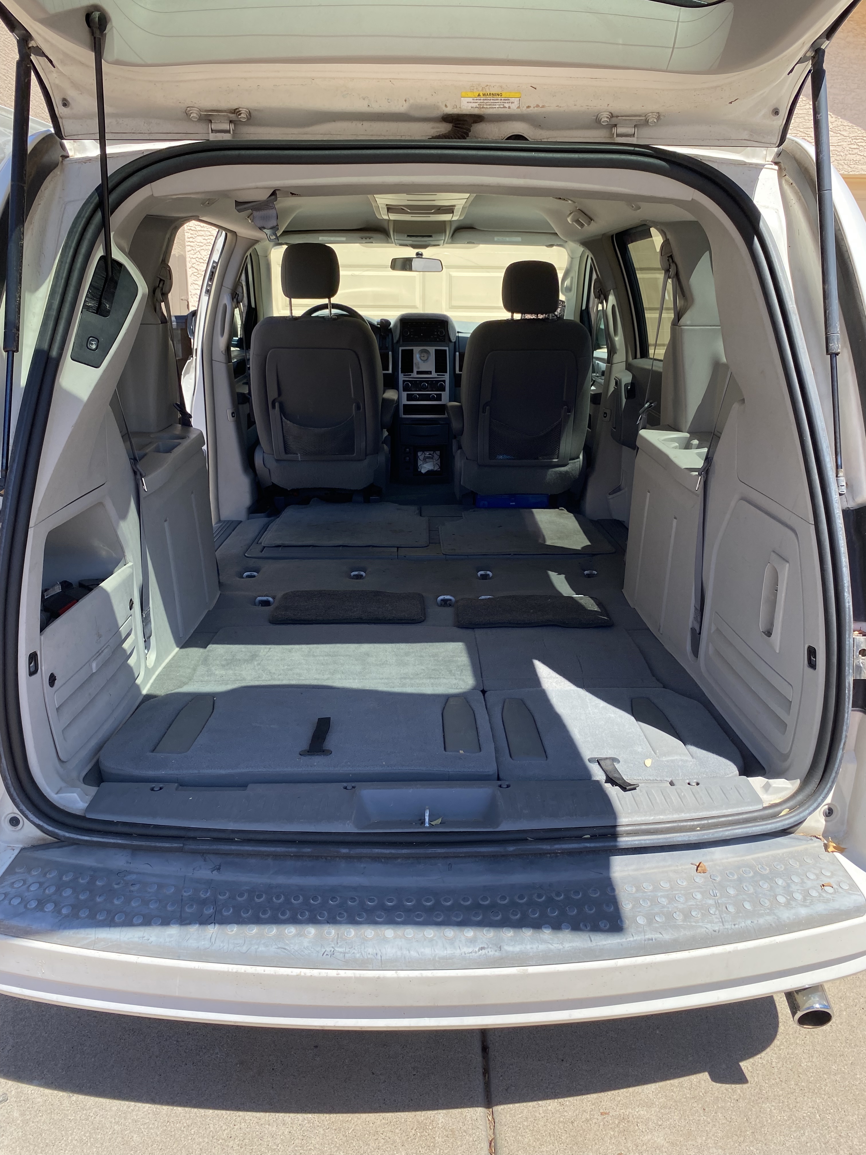Used 2009 Chrysler Town & Country Touring FWD image 11