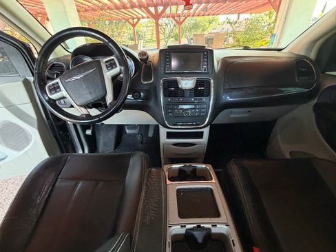 Used 2014 Chrysler Town & Country Touring image 11