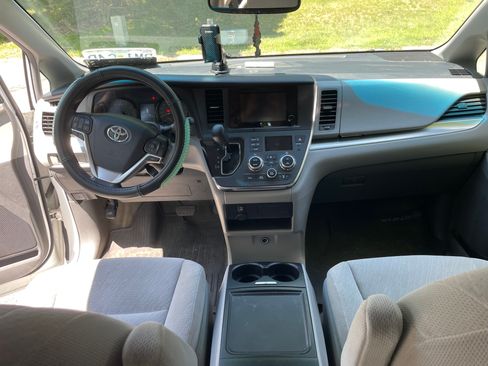 Used 2017 Toyota Sienna LE FWD image 5