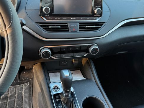 Used 2022 Nissan Altima 2.5 S image 2