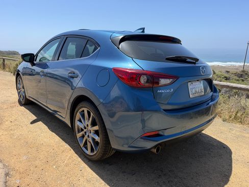Used 2018 MAZDA MAZDA3 Touring FWD image 12