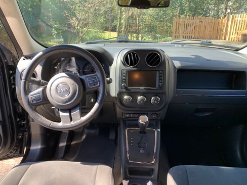 Used 2017 Jeep Patriot Latitude w/ Sun/Sound Group image 9