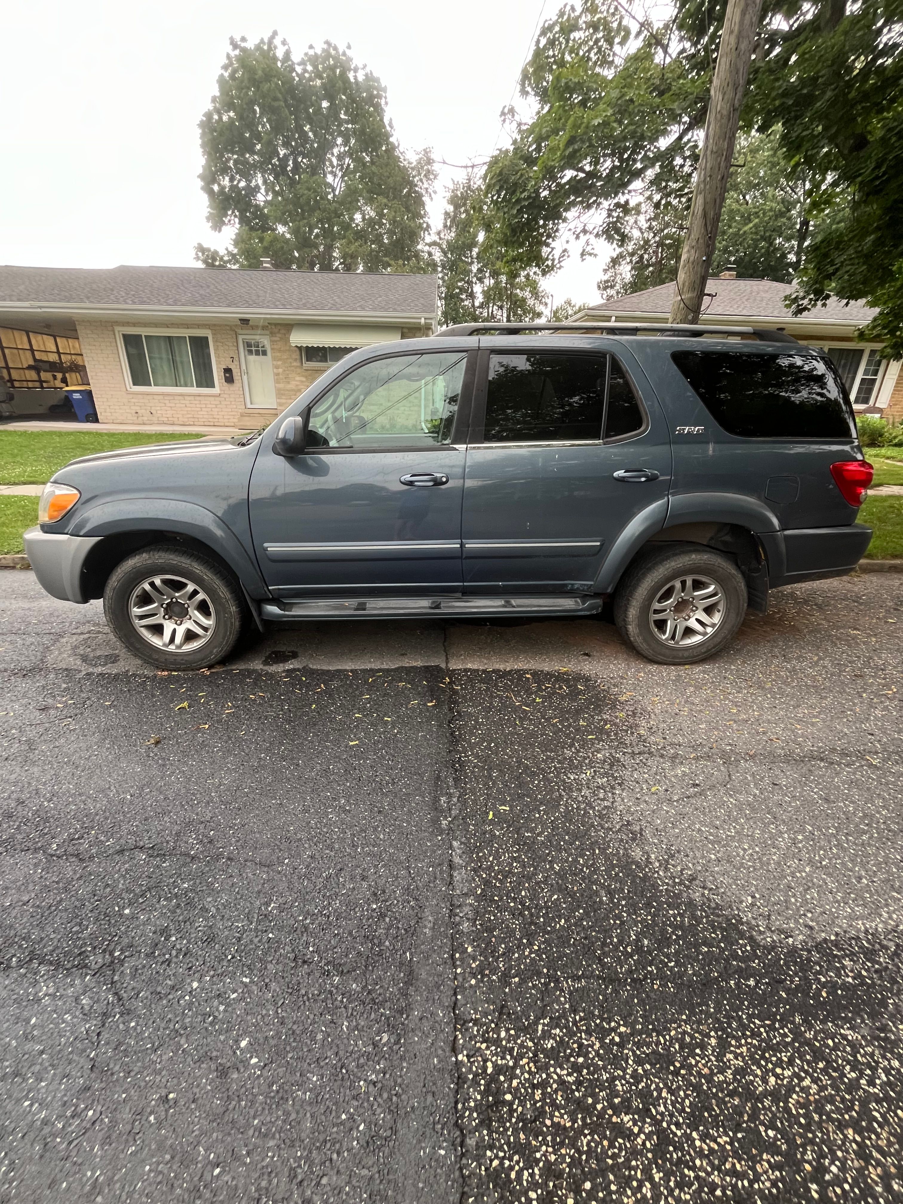 Used 2005 Toyota Sequoia SR5 AWD/4WD image 2