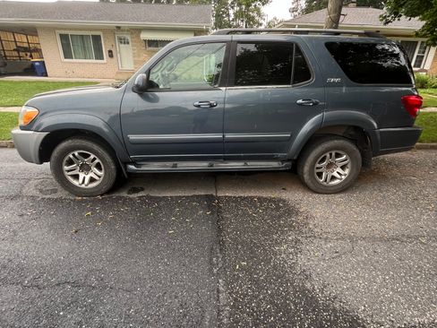 Used 2005 Toyota Sequoia SR5 AWD/4WD image 2
