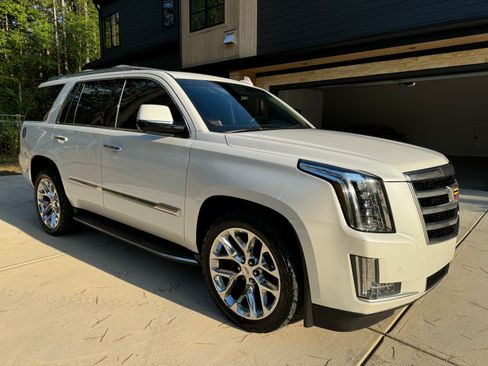 Used 2016 Cadillac Escalade Luxury AWD/4WD image 1